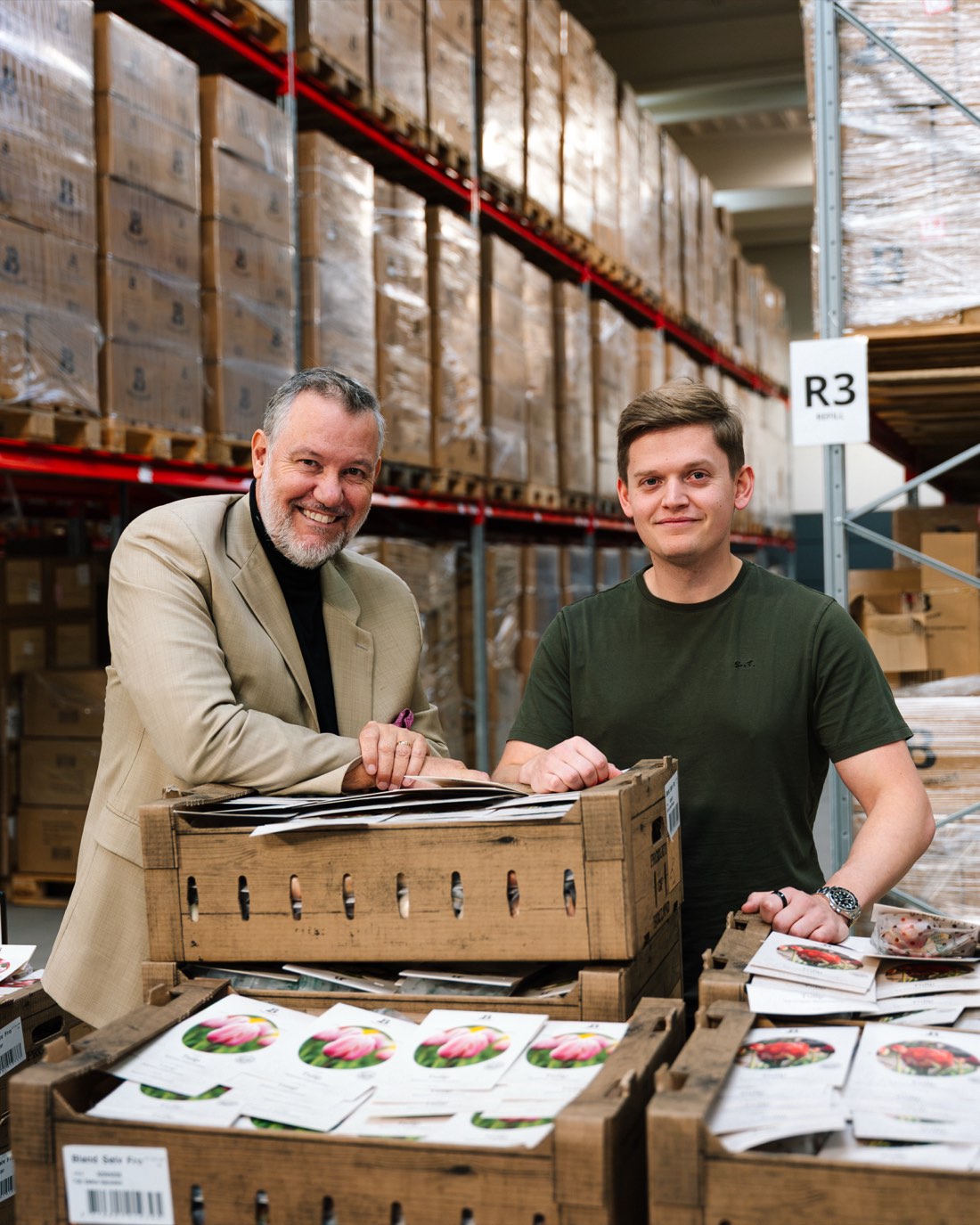 Dennis Jensen sammen med Emil, Founder hos Bland Selv Frø, i virksomhedens lager